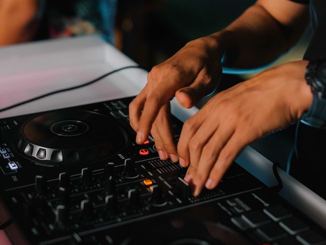 DJ & Live Music